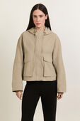 Hooded Utility Jacket תמונת דוגמן קידמית של Hooded Utility Jacket