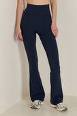 תמונת דוגמן קידמית של Groove Super-High-Rise Flared Pant Nulu
