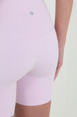 תמונת תקריב דוגמן של Align™ High-Rise Short 6