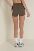 תמונת דוגמן אחורית של Align™ High-Rise Short 2