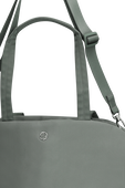 תמונת תקריב של City Essentials Bag