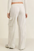 תמונת דוגמן אחורית של Lightweight Adjustable Mid-Rise Cargo Pant