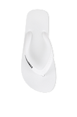 תמונת תקריב של Flip Flops in White