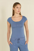 תמונת דוגמן קידמית של Cap-Sleeve Henley T-Shirt