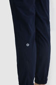 תמונת תקריב דוגמן של Adapted State High-Rise Jogger
