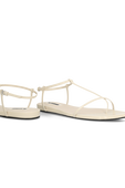 תמונת תקריב של סנדלים