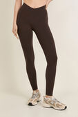 Align™ V-Waist Pant 25'' תמונת דוגמן קידמית של Align™ V-Waist Pant 25''