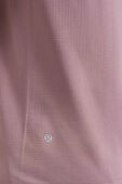 תמונת תקריב דוגמן של Metal Vent Tech Short-Sleeve Shirt