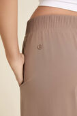 תמונת תקריב דוגמן של Stretch Woven High-Rise Wide-Leg Cropped Pant