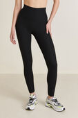 תמונת דוגמן קידמית של Align™ High-Rise Ribbed Pant 25