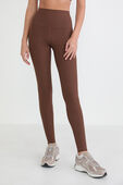 תמונת דוגמן קידמית של Align™ Ribbed High-Rise 28