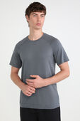 תמונת דוגמן קידמית של Metal Vent Tech Short Sleeve