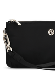 תמונת תקריב של Curved Wristlet
