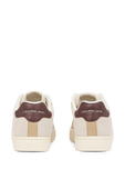 תמונת פנים של נעלי סניקרס