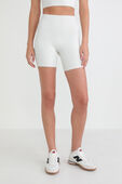 תמונת דוגמן קידמית של Align™ High-Rise Short 6