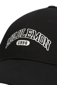 תמונת תקריב של Classic Unisex Ball Cap Structured