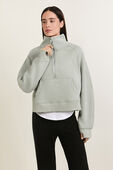 Scuba Oversized Funnel Neck תמונת דוגמן קידמית של Scuba Oversized Funnel Neck