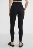 תמונת דוגמן אחורית של Align™ Ribbed High-Rise 28