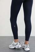 תמונת תקריב דוגמן של Wunder Train High-Rise Tight with Pockets 25