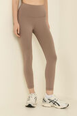 ''Wunder Train Ribbed HR Crop 23 תמונת דוגמן קידמית של ''Wunder Train Ribbed HR Crop 23