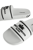 תמונת תקריב של Crown Logo Slides in White and Black