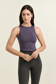 תמונת דוגמן קידמית של Soft Sueded Crewneck Cropped Tank