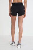תמונת דוגמן אחורית של Speed Up Mid-Rise Lined Short 4