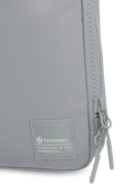 תמונת תקריב של Easy Access Crossbody