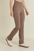 תמונת דוגמן קידמית של Smooth Fit Pull-On High-Rise Pant