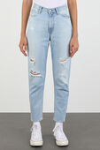 תמונת דוגמן קידמית של Mom Jeans in Light Wash