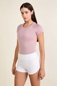 Swiftly Tech Cropped Short-Sleeve Shirt 2.0 תמונת דוגמן קידמית של Swiftly Tech Cropped Short-Sleeve Shirt 2.0