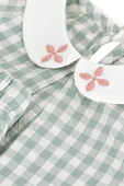 תמונת תקריב של סט חולצה ומכנסיים קצרים