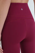 תמונת תקריב דוגמן של Groove Super-High-Rise Flared Pant