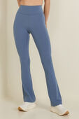 תמונת דוגמן קידמית של Groove High-Rise Nulu™ Flared Pant *Regular