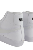 תמונת תקריב של Nike Blazer Mid 77 in White