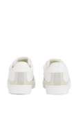 תמונת תקריב של סניקרס