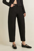 תמונת דוגמן קידמית של City Sleek Barrel-Leg Pant Lt Utilitech™