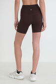 תמונת דוגמן אחורית של Align™ High-Rise Short 6