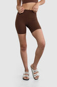 תמונת דוגמן קידמית של Align™ High-Rise Short 6"