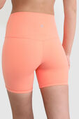 תמונת תקריב דוגמן של Align™ High-Rise Short 6"