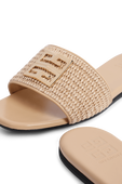 תמונת תקריב של כפכפי סליידס קלועים עם לוגו