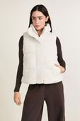Wunder Puff Cropped Vest Textured Fleece תמונת דוגמן קידמית של Wunder Puff Cropped Vest Textured Fleece