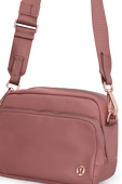 תמונת תקריב של Everywhere Crossbody Bag 2L Metal Hardware