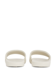 תמונת תקריב של כפכפי סליידס