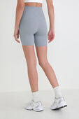 תמונת דוגמן אחורית של Align™ High-Rise Short 6