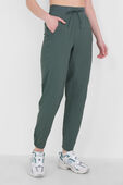תמונת דוגמן קידמית של License to Train High-Rise Pant