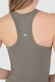 תמונת תקריב דוגמן של Align™ Waist-Length Racerback Tank Top