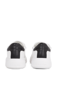 תמונת פנים של נעלי סניקרס