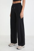 תמונת דוגמן קידמית של Scuba Mid-Rise Wide-Leg Pant