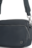 תמונת תקריב של Everywhere Crossbody Bag 2L Metal Hardware